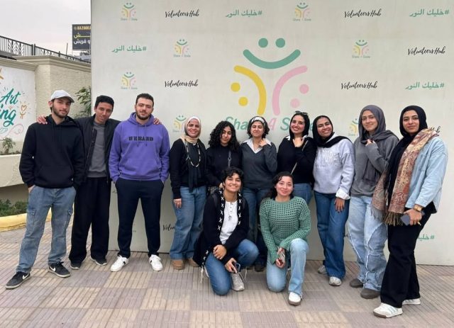 زيارة طلاب الأكاديمية لمؤسسة Share a Smile                                                                                     في إطار حرص الأكاديمية الدولية للهندسة وعلوم الإعلام على تعزيز دورها المجتمعي، وتحت رعاية الأستاذ الدكتور/ عادل عبد الغفار – مدير الأكاديمية، نظّمت إدارة المشاركة المجتمعية، بالتعاون مع اللجنة الاجتماعية باتحاد الطلاب، زيارة تطوعية إلى مؤسسة Share A Smile 
وشارك في الزيارة عدد من طلاب الأكاديمية، حيث ساهموا في تعبئة وجبات غذائية تمهيدًا لتوزيعها على الفئات والأماكن الأكثر احتياجًا، في أجواء اتسمت بالحماس وروح التعاون والعمل الجماعي، بما يعكس وعي الطلاب بأهمية العمل التطوعي ودوره في خدمة المجتمع.
وقد أعرب الطلاب عن سعادتهم الكبيرة بالمشاركة في هذه التجربة الإنسانية المميزة، مؤكدين اعتزازهم بالمساهمة في دعم المبادرات المجتمعية. كما أبدت مؤسسة Share A Smile ترحيبها وسعادتها باستقبال طلاب الأكاديمية، معربةً عن تطلعها لتكرار الزيارة مستقبلًا، خاصةً للمشاركة في تجهيز وجبات الإفطار خلال شهر رمضان المبارك، إلى جانب تعبئة شنط رمضان.
وتؤكد الأكاديمية استمرارها في دعم المبادرات المجتمعية وترسيخ ثقافة العمل التطوعي بين طلابها، إيمانًا بدورها في خدمة المجتمع وتعزيز قيم التكافل والتضامن