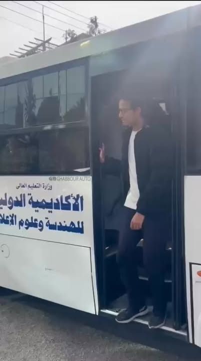 زيارة طلاب الأكاديمية لمؤسسة Share a Smile                                                                                     في إطار حرص الأكاديمية الدولية للهندسة وعلوم الإعلام على تعزيز دورها المجتمعي، وتحت رعاية الأستاذ الدكتور/ عادل عبد الغفار – مدير الأكاديمية، نظّمت إدارة المشاركة المجتمعية، بالتعاون مع اللجنة الاجتماعية باتحاد الطلاب، زيارة تطوعية إلى مؤسسة Share A Smile 
وشارك في الزيارة عدد من طلاب الأكاديمية، حيث ساهموا في تعبئة وجبات غذائية تمهيدًا لتوزيعها على الفئات والأماكن الأكثر احتياجًا، في أجواء اتسمت بالحماس وروح التعاون والعمل الجماعي، بما يعكس وعي الطلاب بأهمية العمل التطوعي ودوره في خدمة المجتمع.
وقد أعرب الطلاب عن سعادتهم الكبيرة بالمشاركة في هذه التجربة الإنسانية المميزة، مؤكدين اعتزازهم بالمساهمة في دعم المبادرات المجتمعية. كما أبدت مؤسسة Share A Smile ترحيبها وسعادتها باستقبال طلاب الأكاديمية، معربةً عن تطلعها لتكرار الزيارة مستقبلًا، خاصةً للمشاركة في تجهيز وجبات الإفطار خلال شهر رمضان المبارك، إلى جانب تعبئة شنط رمضان.
وتؤكد الأكاديمية استمرارها في دعم المبادرات المجتمعية وترسيخ ثقافة العمل التطوعي بين طلابها، إيمانًا بدورها في خدمة المجتمع وتعزيز قيم التكافل والتضامن