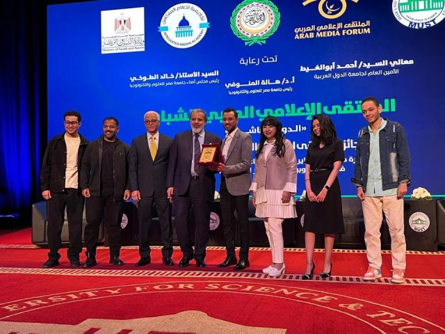فوز قسم الإنتاج الإعلاني بشعبة الإعلام بالأكاديمية الدولية للهندسة وعلوم الإعلام بجائزة ملتقي الإعلام العربي للشباب

فاز مشروع  (سبع صنايع) لطلاب قسم الإنتاج الإعلاني بالمركز الثالث في الملتقي الإعلامي العربي في دورته العاشرة الذي نظمته جامعة مصر للعلوم والتكنولوجيا برعاية جامعة الدول العربية، وحيث شارك أكثر من 240 عمل من كليات ومعاهد الإعلام، وقدم الطلاب الآتي أسماؤهم " محمد محمود عبد الفتاح  -  عبد الرحمن جمال حسنى - كريم محمد سعيد - عبد الرحمن محمد ابراهيم فرحات - نورهان ايمن حسان - ميار ايمن محمد - فرح هشام محمد - اسراء عبد المقصود عيد - ريم مصطفى فاروق - ملك محمد فؤاد - فرح عادل السيد - منة الله ناصر فؤاد - مصطفى احمد مصطفى - اروى رأفت احمد مسعد - مكرينا ممدوح كمال - يوستينا عادل انور - كاريمان محمود صلاح - رفقة اشرف زكريا - ساندى امجد سلامة - يارا محمد صبحى - عبدالرحمن ماهر - فادي عادل ابراهيم توفيق - كريم سعد محمد" تحت إشراف أ.م.د. مني عبد العزيز رئيس القسم وقد تسلم الجائزة أ.د. خالد عبد الجواد – م.م. أشرف خالد والطلاب المشاركين.
ويتناول المشروع ( حملة توعوية للدولة بأهمية تشجيع رواد الأعمال وأصحاب المشاريع الصغيرة من خلال مبادرة تسعى لتوفير كافة الموارد التي يحتاجها رواد الأعمال لتحقيق أحلامهم المستقبلية وطموحاتهم).
ويتقدم أ.د. عادل عبد الغفار  - مدير الأكاديمية بالتهنئة للطلاب وقسم الإنتاج الإعلاني متمنياً لهم دوام التوفيق والنجاح مؤكداً علي أن مشاركة شعبة علوم الإعلام في الأنشطة المجتمعية والمساهمة في تقديم نماذج مشرفة في العمل الإعلامي كنماذج لطلاب الإعلام المتميزين في الشعبة.