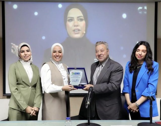 الأكاديمية الدولية للهندسة وعلوم الإعلام تنظم ندوة "دولة التلاوة.. تجربة إعلامية"

في إطار حرص الأكاديمية الدولية للهندسة وعلوم الإعلام على دعم الأنشطة الطلابية وتنمية المهارات العملية لطلابها، إلى جانب تأهيلهم علميًا ونظريًا، نظم قسم الإذاعة والتلفزيون بشعبة علوم الإعلام بالأكاديمية ندوة بعنوان "دولة التلاوة.. تجربة إعلامية"، وذلك تحت رعاية الأستاذ الدكتور عادل عبد الغفار رئيس الأكاديمية، والأستاذ الدكتور خالد عبد الجواد عميد شعبة الإعلام.
وشهدت الندوة إقبالا كثيفا من طلاب الشعبة وكذلك من السادة أعضاء هيئة التدريس والهيئة المعاونة، حيث استضافت الأكاديمية النائبة الإعلامية د. آية عبد الرحمن شاهين، مقدمة برنامج "دولة التلاوة"، الذي حقق نجاحًا ملحوظًا خلال الفترة الماضية.
وخلال الندوة، استعرضت د. آية عبد الرحمن تجربتها المهنية ومسيرتها الإعلامية، متناولة أبرز التحديات التي واجهتها، وكيفية تطوير الذات في المجال الإعلامي، كما قدمت مجموعة من النصائح المهنية المهمة لطلاب الأكاديمية، مؤكدة أهمية الجمع بين الدراسة الأكاديمية والخبرة العملية.
شهدت الندوة حضور  الدكتورة صفا محمد، رئيس قسم الإذاعة والتلفزيون، إلى جانب الدكتورة أماني فاروق، مدرس الإذاعة والتلفزيون، والتي شاركت في تنظيم الندوة في إطار تقديم النماذج الإعلامية الناجحة ونقل خبراتها المهنية للطلاب ضمن الجانب العملي للمقررات الدراسية.
وفي ختام الندوة، قام الأستاذ الدكتور طارق حسنين، عميد شعبة إدارة الأعمال بالأكاديمية، بتكريم الضيفة وتقديم درع الأكاديمية لها، تقديرًا لمسيرتها المهنية المتميزة، وذلك نيابةً عن الأستاذ الدكتور عادل عبد الغفار رئيس الأكاديمية.
وتأتي هذه الندوة ضمن سلسلة من الفعاليات التي تحرص الأكاديمية على تنظيمها، بهدف ربط الجانب النظري بالتطبيق العملي، وإتاحة الفرصة للطلاب للتفاعل المباشر مع نماذج إعلامية ناجحة